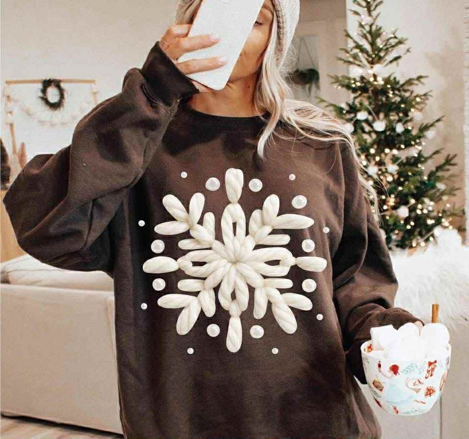 DOORBUSTER : Snowflake Faux Yarn Crewneck